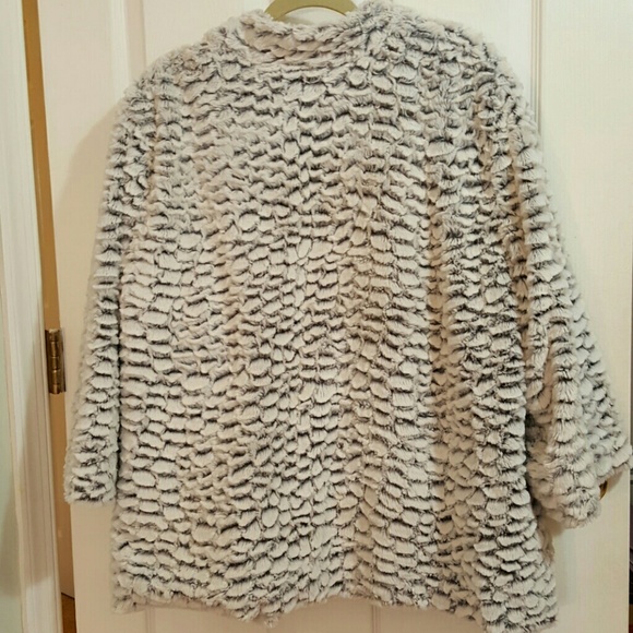 Faux fur white n grey jacket size 22 - Picture 2 of 2